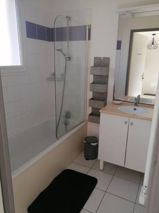 Saint-Geniez-dʼOlt Appartement Calme Et Propre Le Goelia מראה חיצוני תמונה